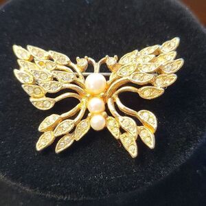 Vintage rhinestone/faux pearl goldtone butterfly pin